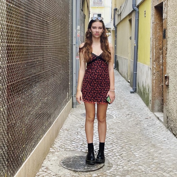 Meet your Poshers, Melissa & Perle - Picture 2 of 4